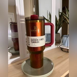 Stanley × Lainey Wilson Country Gold Quencher
H2.0 FlowStat Tumbler 40 OZ NEW